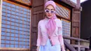 <p>Perpaduan busana warna pink dan putih ini sangat cocok dipakai oleh Syahrini. (Instagram/princessyahrini)</p>