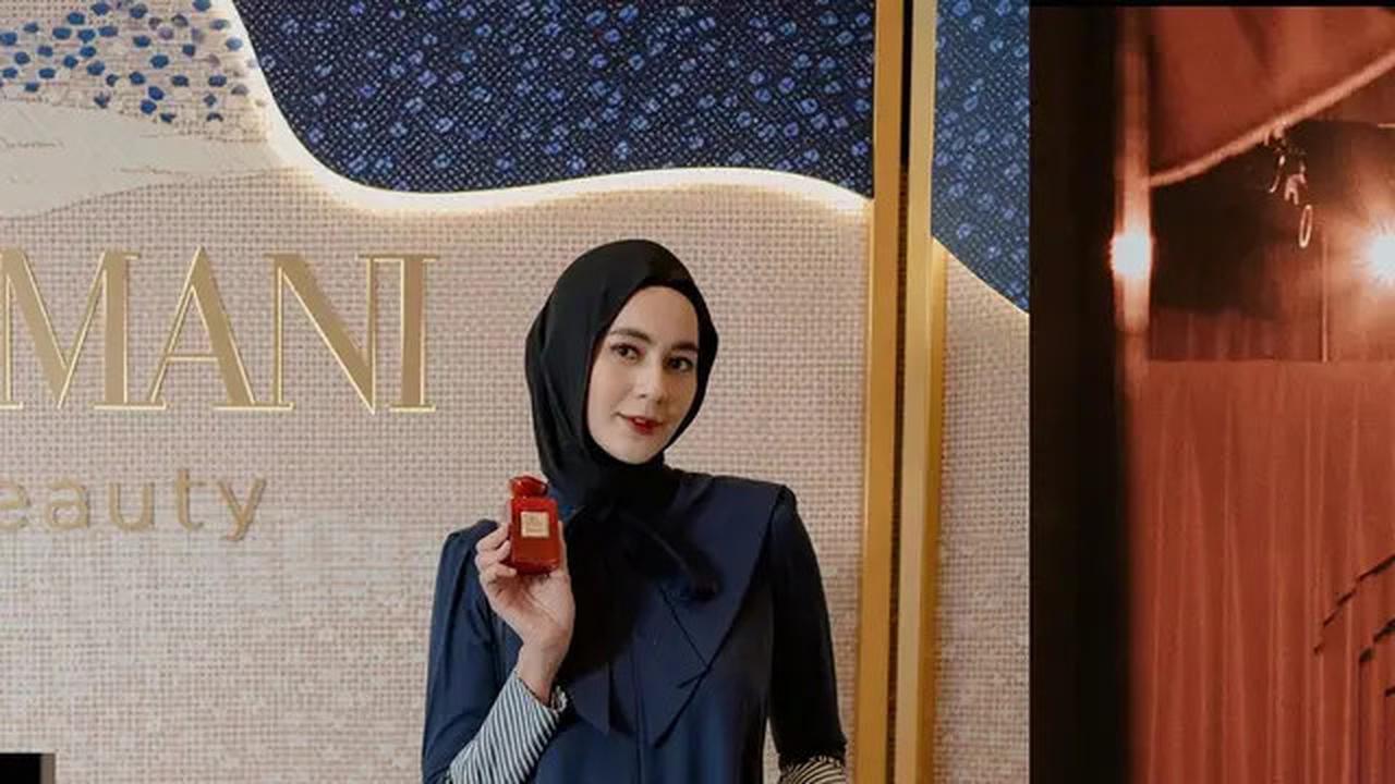 Potret Cantik Menawan Paula Verhoeven Tampil dengan Hijab Navy