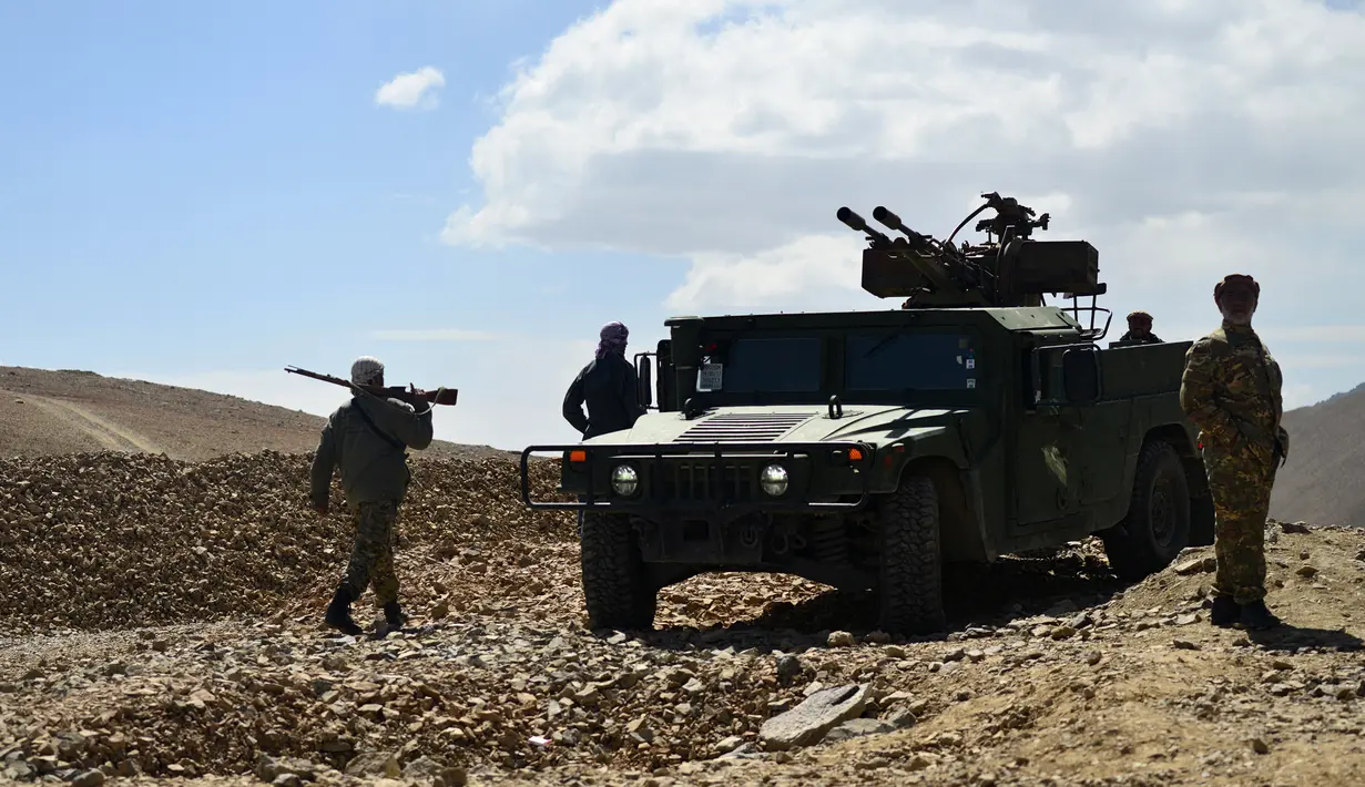 Personel gerakan perlawanan Afghanistan dan pasukan pemberontakan anti-Taliban berjaga di Kotal-e Anjuman, Distrik Paryan, Provinsi Panjshir, Afghanistan, 23 Agustus 2021. Taliban mengatakan pasukannya telah mengepung pasukan perlawanan yang bersembunyi di Lembah Panjshir. (Ahmad SAHEL ARMAN/AFP)