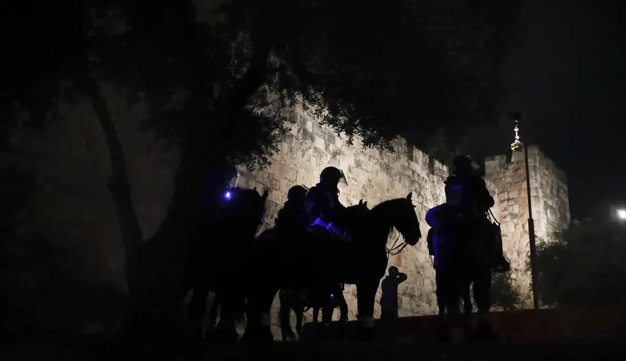 Polisi perbatasan Israel berjagaselama bentrokan di luar Kota Tua Yerusalem, Kamis (22/4/2021).  Ketegangan menyusul serangkaian konfrontasi kekerasan antara pemuda Yahudi dan Palestina yang mendokumentasikan beberapa serangan dalam video TikTok.  (AP Photo/Ariel Schalit)