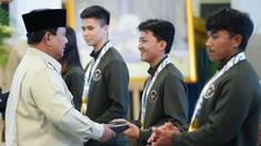 Atlet skateboard, Basral Graito Hutomo, tampak semringah saat menerima bonus dari Presiden Prabowo Subianto di Istana Negara, Kamis (8/1/2026). (Foto: Muchlis Jr - BPMI Sekretariat Presiden)