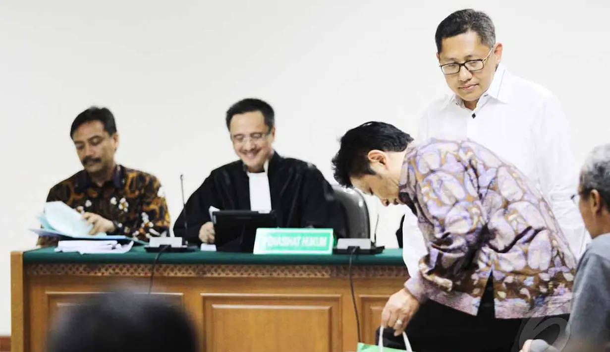 Anas Urbaningrum bersiap-siap di pengadilan Tipikor Jakarta saat menjadi saksi kasus Hambalang dengan terdakwa Andi Mallarangeng, Senin (26/5/2014) (Liputan6.com/Faizal Fanani).