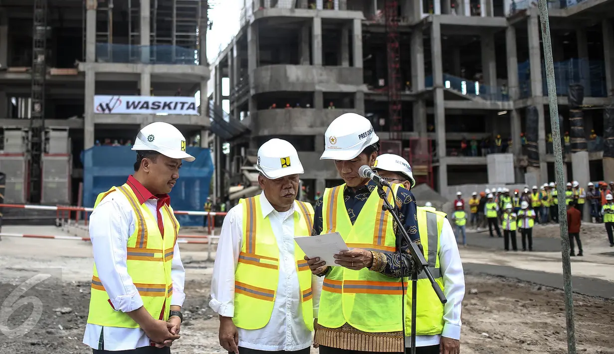 Presiden Jokowi didampingi Menpora Imam Nachrowi dan Menteri PUPR Basuki Hadimuljono bersiap memberikan sambutan saat hadir dalam pengecoran akhir atap atau topping off Wisma Atlet Kemayoran, Jakarta, Kamis (29/12). (Liputan6.com/Faizal Fanani)
