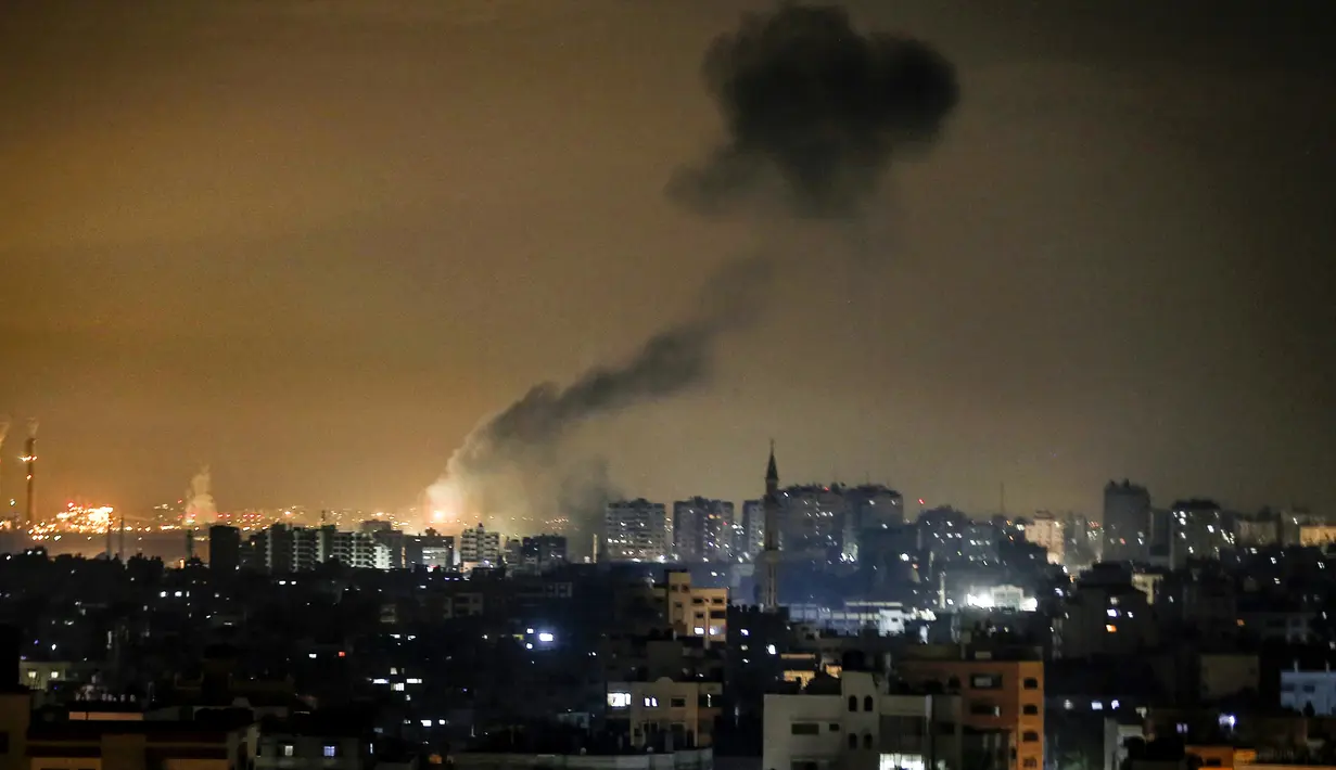 Asap tebal terlihat membubung setelah serangan udara Israel di Kota Gaza 15/1/2020). Israel dilaporkan menargetkan beberapa situs militer Hamas di Jalur Gaza utara setelah mengklaim bahwa gerilyawan Palestina telah menembakkan empat roket ke Israel selatan. (AFP/Mahmud Hams)