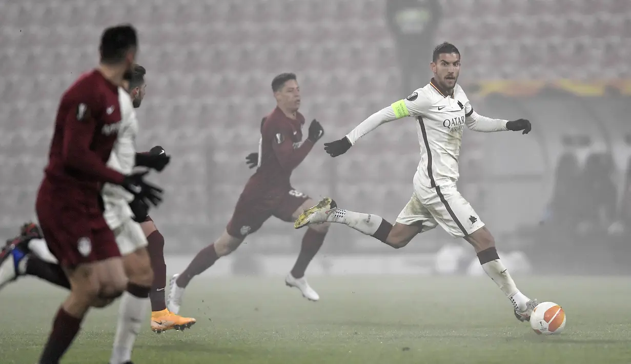 Gelandang AS Roma, Lorenzo Pellegrini membawa bola saat bertanding melawan CFR Cluj selama pertandingan grup A Liga Europa di Cluj-Napoca, Rumania (26/11/2020). AS Roma menang 2-0 atas CFR Cluj. (AFP/Alex Nicodim)