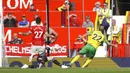 Pemain Norwich City Teemu Pukki mencetak gol ke gawang Norwich City pada pertandingan sepak bola Liga Inggris di Stadion Old Trafford, Manchester, Inggris 16 April 2022. Manchester United menang 3-2. (AP Photo/Jon Super)