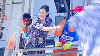 Penampilan Cantik Maia Estianty JadI Pengibar Bendera Finis di MotoGP Mandalika 2024.&nbsp; foto: Instagram @maiaestiantyreal
