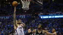 Pebasket OKC Thunder, Steven Adams (12) melakukan tembakan dua angka ke jaring Spurs pada lanjutan NBA Playoffs game ke-6 semifinal wilayah barat di Chesapeake Energy Arena,Oklahoma City, (12/5/2016). (Mark D. Smith-USA TODAY Sports)