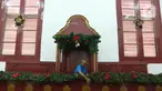 Pekerja merapikan ornamen Natal di Gereja Tugu, Jakarta, Senin (23/12/2019). Sejumlah perlengkapan ibadah telah disiapkan untuk menyambut Natal. (Liputan6.com/Herman Zakharia)