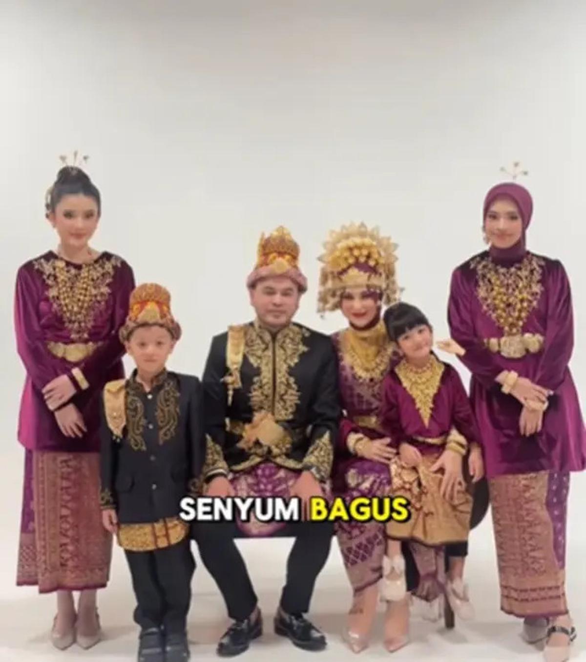 Photoshoot Irish Bella Bersama Keluarga, Inspirasi Menarik Outfit Formal dan Bertema Adat