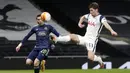 Bek Tottenham Hotspur, Ben Davies membuang bola dari ancaman striker Dinamo Zagreb, Lirim Kastrati dalam laga leg pertama babak 16 besar Liga Europa 2020/2021 di Tottenham Hotspur Stadium, London, Kamis (11/3/2021). Tottenham menang 2-0 atas Dinamo Zagreb. (AP/Alastair Grant/Pool)