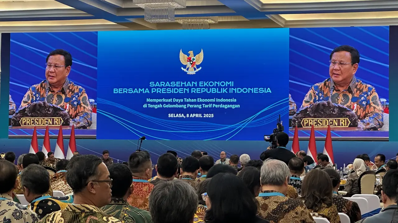 Presiden Prabowo Subianto dalam acara sarasehan ekonomi di Menara Mandiri Sudirman, Jakarta, Selasa (18/4/2025). (Liputan6.com/Nanda Perdana Putra)