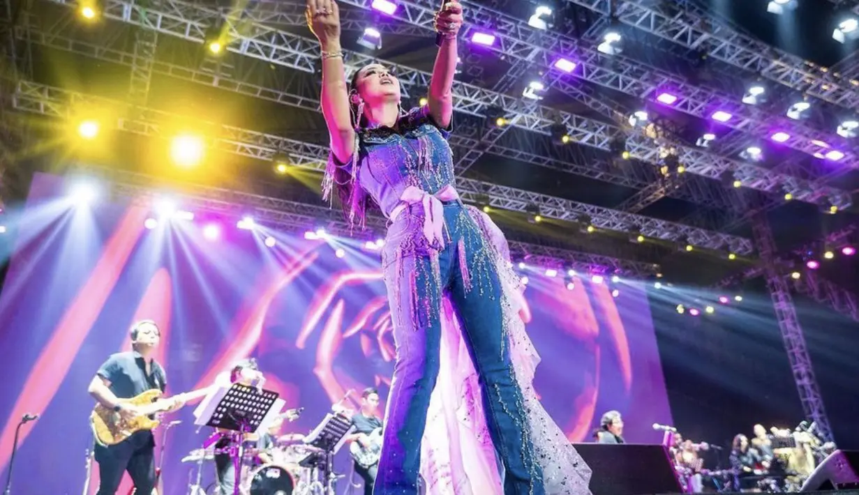 Krisdayanti tampil menawan dengan gaya fashion yang seru. Ia mengenakan jumpsuit denim yang begitu stylish. [Foto: Instagram/ Krisdayanti]