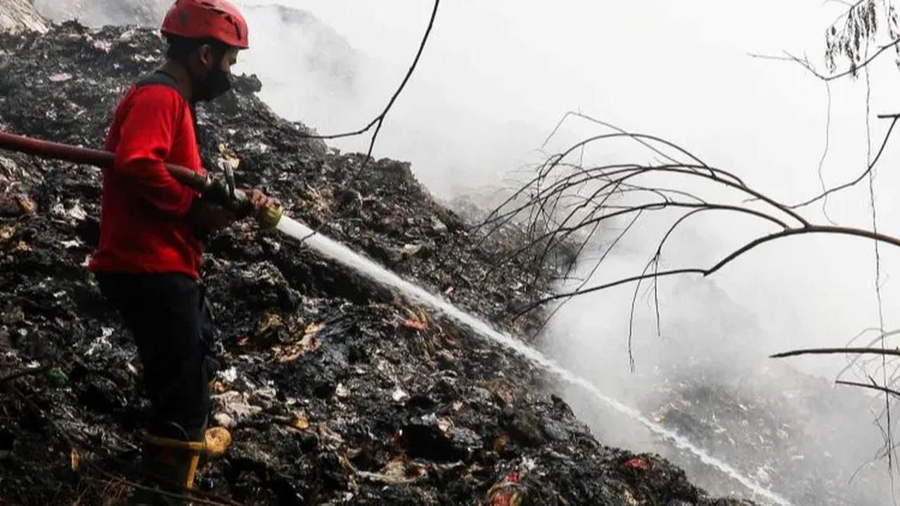 Kebakaran tersebut diketahui terjadi sekitar pukul 21.15 WIB pada Minggu (22/101/2023) malam.
