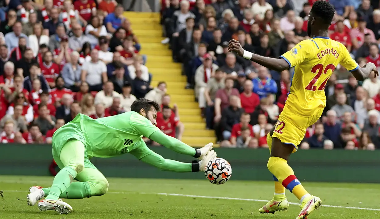Pada menit ke-72 lagi-lagi Crystal Palace hampir menyamakan skor. Pemain pengganti, Odsonne Edouard gagal memaksimlkan umpan dari Joel Ward yang akhirnya dapat ditangkap Alisson Becker. (AP/Jon Super)