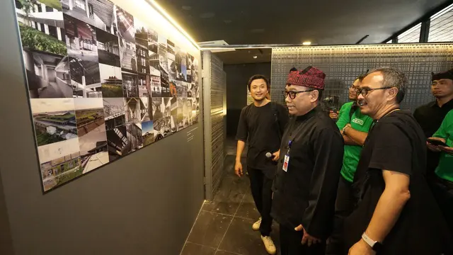 Sekretaris Daerah Banyuwangi Mujiono meninjau pameran arsitektur nusantara di Gedung Juang 45 Banyuwangi (Istimewa)