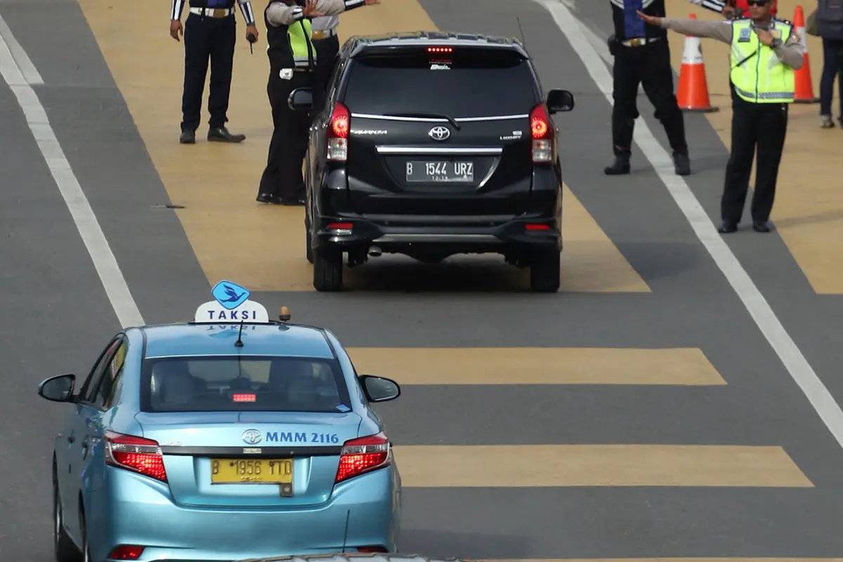 Hari Kedua Ganjil Genap, Mobil Plat Genap Berputar Balik