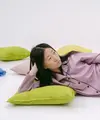 Sarung bantal berbahan katun organik memberikan kenyamanan saat tidur sehingga dapat menjalani aktivitas sehari-hari dengan optimal.(Foto/dok: Pexels/SHVETSproduction)