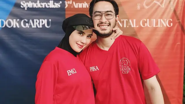 Potret Syahnaz main tenis bareng suami