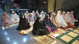 Doa bersama digelar karyawan KLY sebagai bentuk solidaritas dan harapan agar Arie Basuki bersama empat jurnalis serta tiga kru speedboat yang hilang kontak di Selat Sunda segera ditemukan dalam kondisi selamat, Kamis (10/9/2026). (KLY/Budy Santoso)