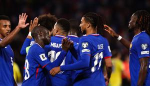 Timnas Prancis merayakan kemenangan atas Ukraina dalam laga Grup D Kualifikasi Piala Dunia 2026 zona Eropa di Stade de France, Paris, Jumat (13/11/2025), Prancis menang telak 4-0 dalam pertandingan tersebut. (FRANCK FIFE / AFP)