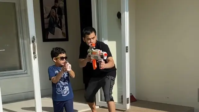 6 Potret Teuku Wisnu Bermain Bersama Sang Buah Hati Saat ‘Di Rumah Aja’, Seru Banget