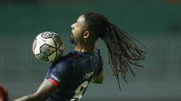 Mengawali laga, Arema FC tidak menunggu waktu lama untuk menggempur pertahanan PSM. Peluang pertama laga ini tercipta pada menit kedua lewat striker Carlos Fortes yang tembakannya melambung di atas mistar gawang Juku Eja. (Foto: Bola.com/M Iqbal Ichsan)