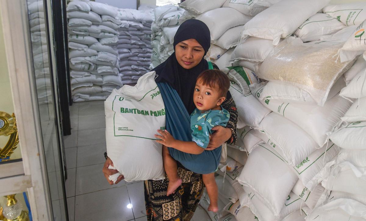 Warga Kebon Baru Antre Beras Bantuan Pangan