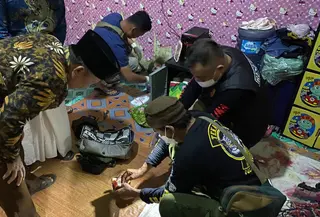 Polisi melakukan olah TKP penemuan jasad seorang wanita setengah telanjang di Tulang Bawang Barat, Lampung. (Istimewa)