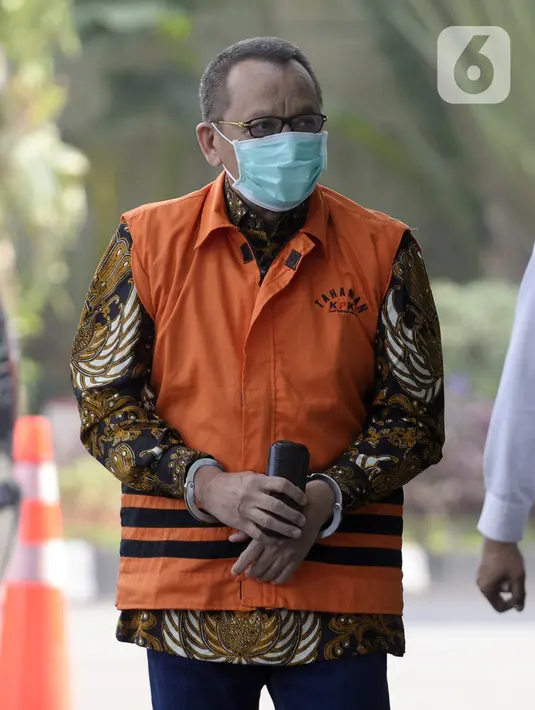Mantan Sekretaris MA Nurhadi saat akan menjalani pemeriksaan penyidik di Gedung KPK, Jakarta, Selasa (30/6/2020). Nurhadi diperiksa sebagai saksi untuk tersangka Direktur MIT Hiendra Soenjoto terkait dugaan suap gratifikasi pengurusan perkara di MA Tahun 2011-2016. (merdeka.com/Dwi Narwoko)