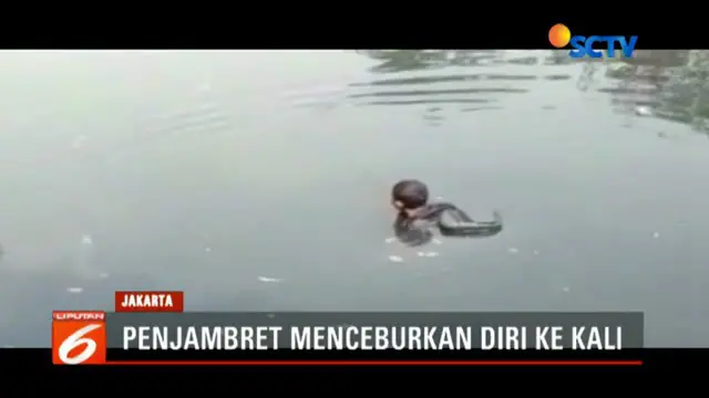 Pemuda yang diketahui bernama Feri alias Ambon terjebak di dalam kali lantaran kedua sisi kali telah dikepung warga.