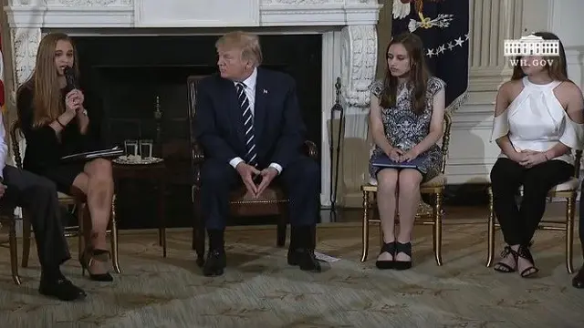Trump Mendengarkan Cerita Seorang Siswi yang Selamat dari Penembakan