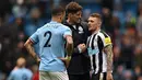 Bek Newcastle United, Kieran Trippier (kanan) berbincang dengan bek Manchester City, John Stones (tengah) dan Kyle Walker setelah usai berakhirnya laga lanjutan Liga Inggris 2022/2023 di Etihad Stadium, Manchester, Sabtu (4/3/2023) malam WIB. (AFP/Paul Ellis)