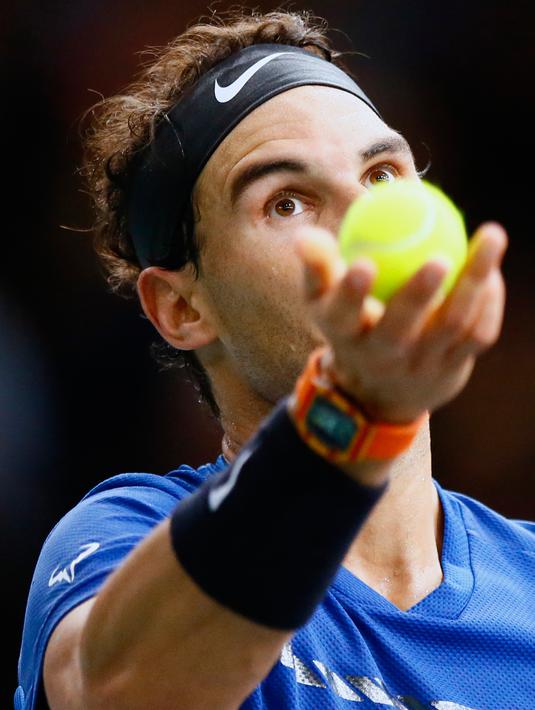 Petenis Spanyol, Rafael Nadal bersiap mengembalikan bola ke arah petenis Korea Selatan, Hyeon Chung pada babak kedua Paris Masters di Paris, Rabu (1/11). Nadal mengalahkan Chung 7-5, 6-3 dalam satu jam dan 48 menit. (AP/Francois Mori)