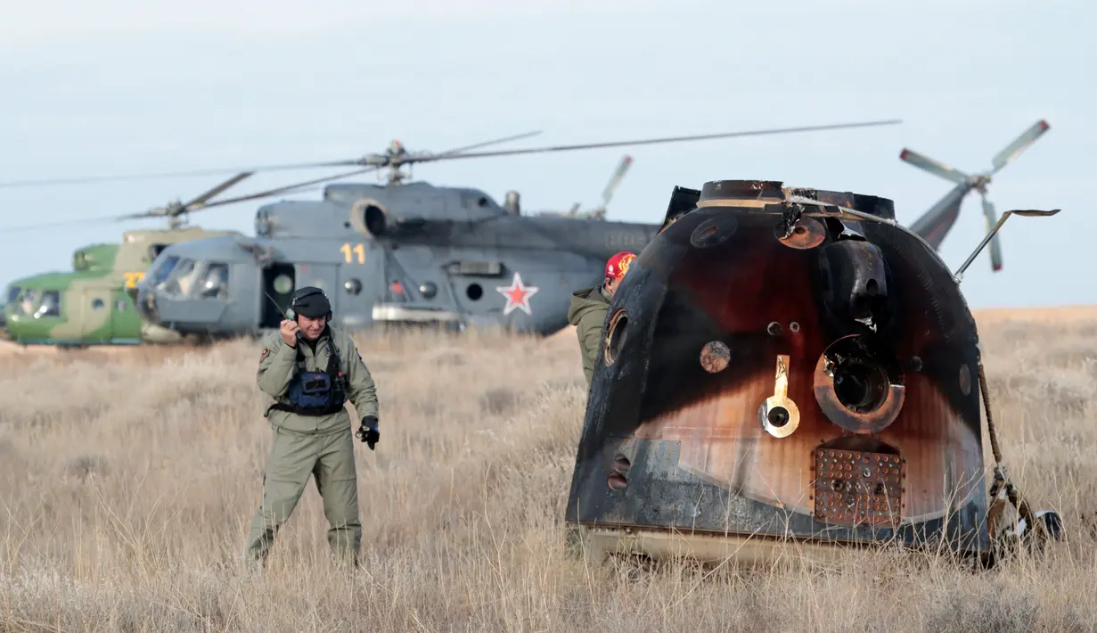 Petugas mengevakuasi Kapsul Soyuz MS yang berisi para awak ISS setelah berhasil melakukan pendaratan di Dzhezkazgan, Kazakhstan (30/10). (Reuters/Dmitri Lovetsky)