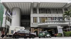 Sejumlah mobil melintas di depan Hotel Peninsula Excelsior, Singapura, Rabu (7/11). Hotel bintang empat ini menjadi tempat menginap Timnas Indonesia jelang Piala AFF 2018. (Bola.com/M. Iqbal Ichsan)