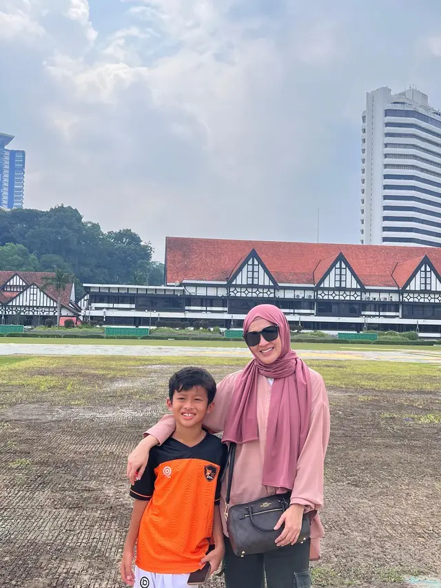 Jalani Perceraian, Ini 7 Potret Okie Agustina Bareng Keempat Buah Hatinya