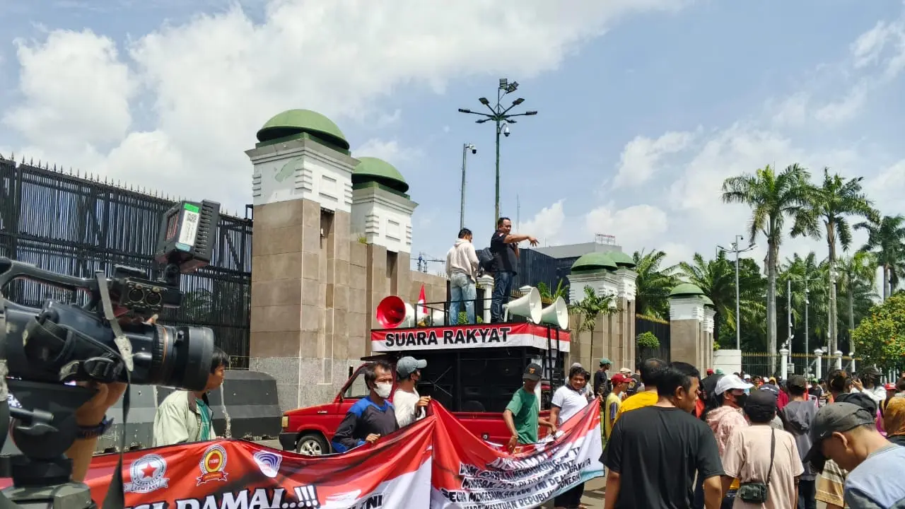 Sejumlah kelompok menyuarakan dukungan terhadap revisi UU TNI di depan gedung DPR, Kamis (20/3/2025).