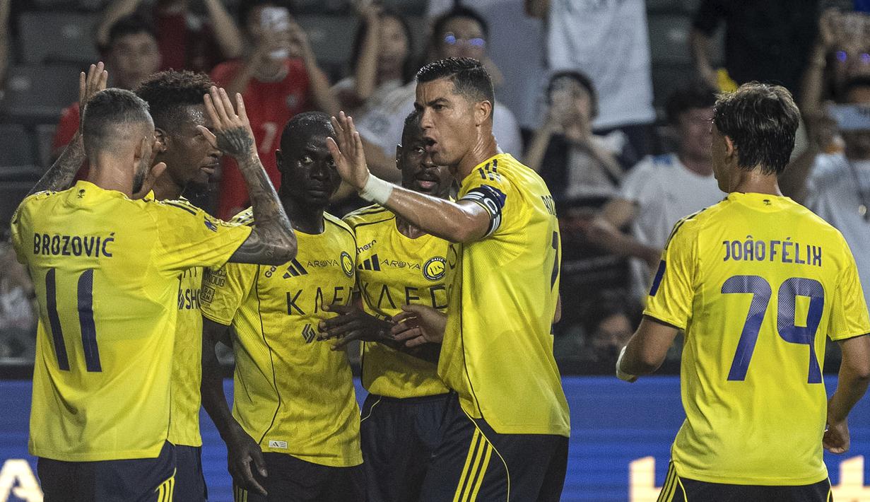 Pemain Al-Nassr, Cristiano Ronaldo (kedua kanan) merayakan gol yang dicetak oleh Sadio Mane dalam laga semfinal Saudi Super Cup 2025 melawan Al-Ittihad di Hong Kong Stadium, Hong Kong, Selasa (19/08/2025) waktu setempat. (AP Photo/Chan Long Hei)