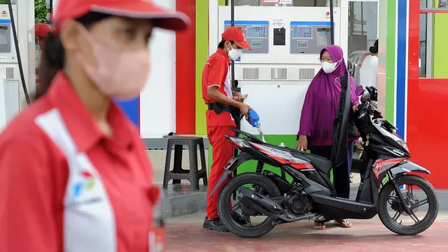 Petugas SPBU Pertamina.
