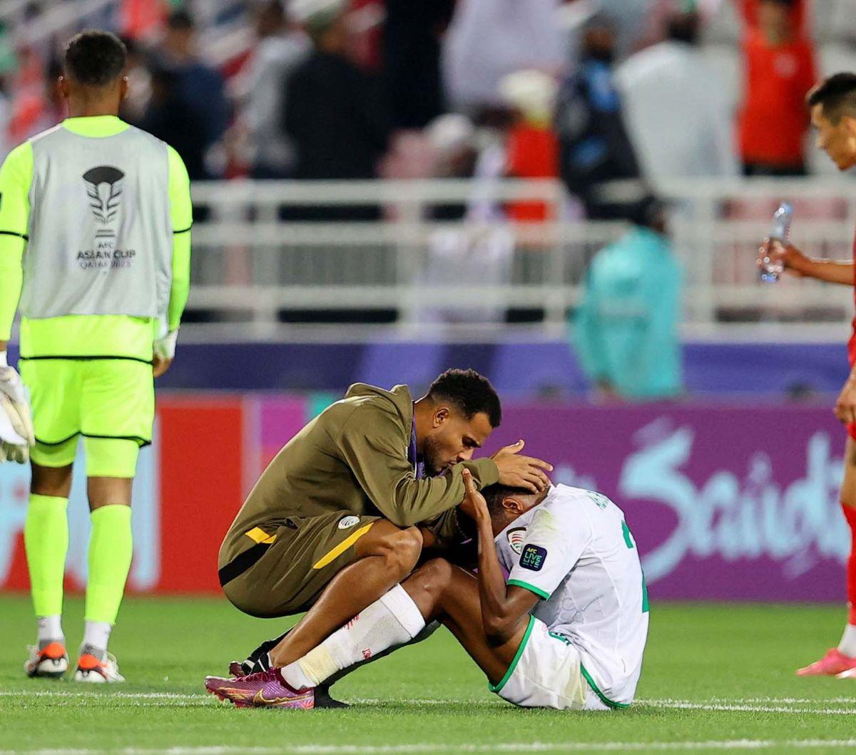 Pemain Timnas Oman tak kuasa menahan tangis setelah langkahnya di Piala Asia 2023 harus terhenti. Mereka gagal mengunci kemenangan ketika melawan Kirgistan dalam pertandingan terakhir Grup F di Abdullah bin Khalifa Stadium, Doha, Qatar, Kamis (25/1/2024).