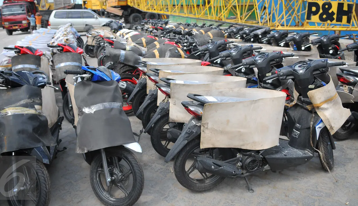 Puluhan motor tampak berjajar sebelum didistribusikan melalui Pelabuhan Sunda Kelapa Jakarta, Senin (9/1). Situasi stagnan pada pasar sepeda motor akan tetap terjadi pada 2017 kendati terjadi pertumbuhan ekonomi di Indonesia. (Liputan6.com/Angga Yuniar)