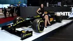 Model berpose di stan Pirelli selama Geneva International Motor Show di Jenewa, Swiss (6/3). Sejumlah model cantik menghiasi pameran otomotif selama berlangsungnya Geneva International Motor Show.  (AFP Photo/Harold Cunningham)