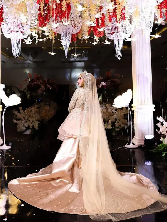 Pemeran dan anak Cindy Fatika Sari, Tengku Anataya tampil bak princess Arab mengenakan gaun dengan kereta panjang yang dihiasi beads. Penampilannya disempurnakan dengan tiara mewah. [Instagram/osnapitzcha]