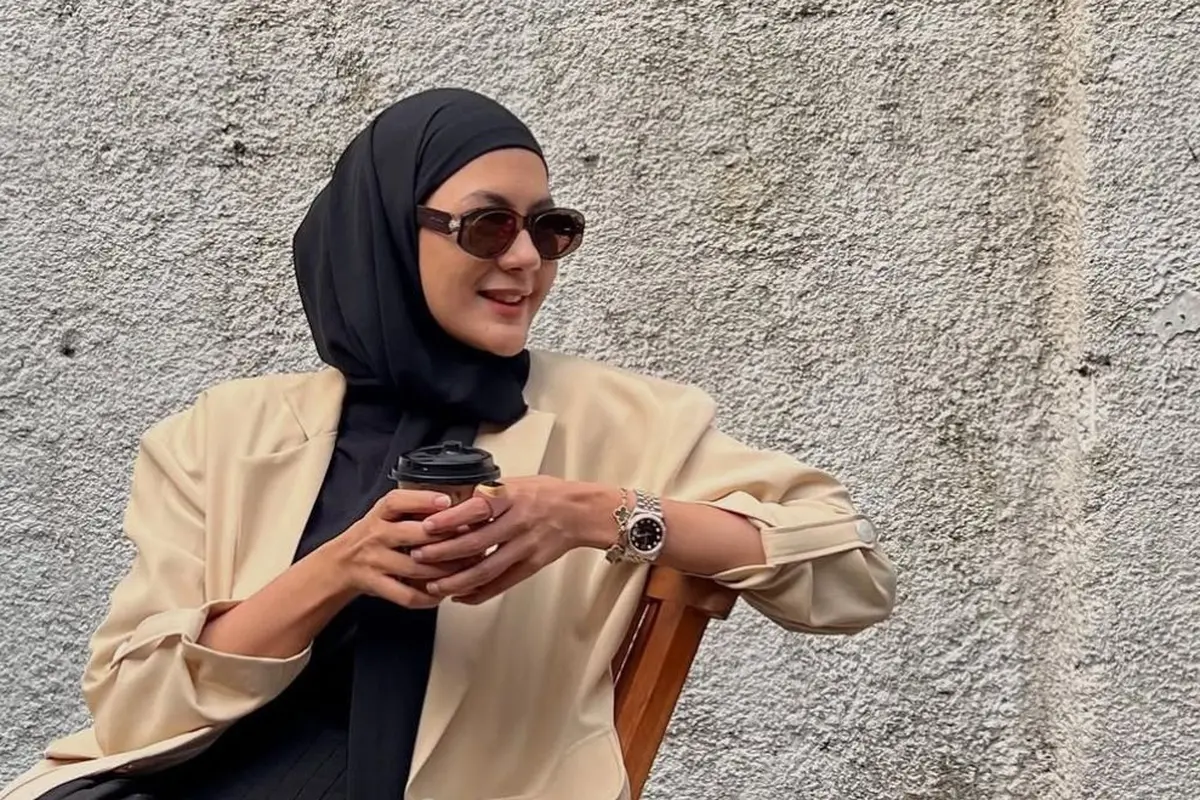 Lima gaya blazer ala Paula Verhoeven (Instagram/@paula_verhoeven)
