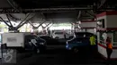 Sejumlah mobil mengantre di pintu Utama untuk memasuki Taman Impian Jaya Ancol, Jakarta, Kamis (31/12). Malam pergantian tahun nanti rencananya akan dimeriahkan pesta kembang api dan konser grupband Noah dan Wali. (Liputan6.com/Gempur M Surya)