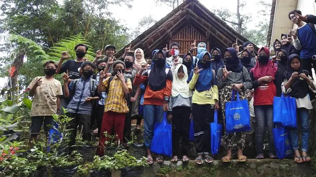 Jurnalis dan ORARI Banyumas Fasilitasi Siswa Pegunungan Belajar Jarak Jauh dengan Radio. (Foto: Liputan6.com/ORARI)