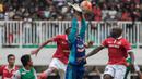 Kiper PS TNI, Teguh Amiruddin, duel udara dengan striker Persija Jakarta, Emmanuel Kenmogne, pada laga Torabika Soccer Championship 2016 di Stadion Pakansari, Bogor, Jumat (15/10/2016). Persija menang 2-1 atas PS TNI. (Bola.com/Vitalis Yogi Trisna)