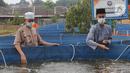 Santri memberi makan ikan mujair nila merah di budidaya ikan Pesantren Ruhama Al Fajar, Citayam, Bogor, Jawa Barat, Selasa (29/6/2021). Tidak hanya dibekali Ilmu Agama, di pesantren ini  santrinya  dibekali suntuk menjadi entrepreneur dalam budidaya ikan nila merah. (merdeka.com/Arie Basuki)