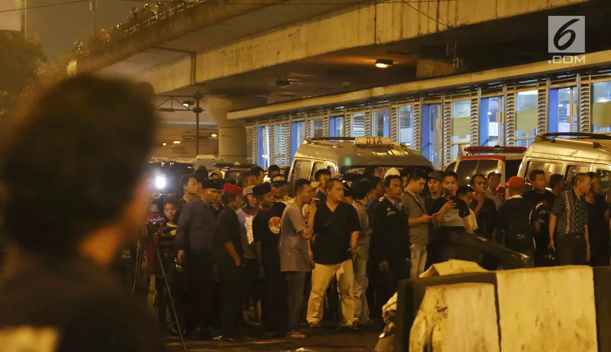 Warga memadati lokasi ledakan di Terminal Kampung Melayu, Jakarta, Rabu (24/5). (Liputan6.com/Angga Yuniar)